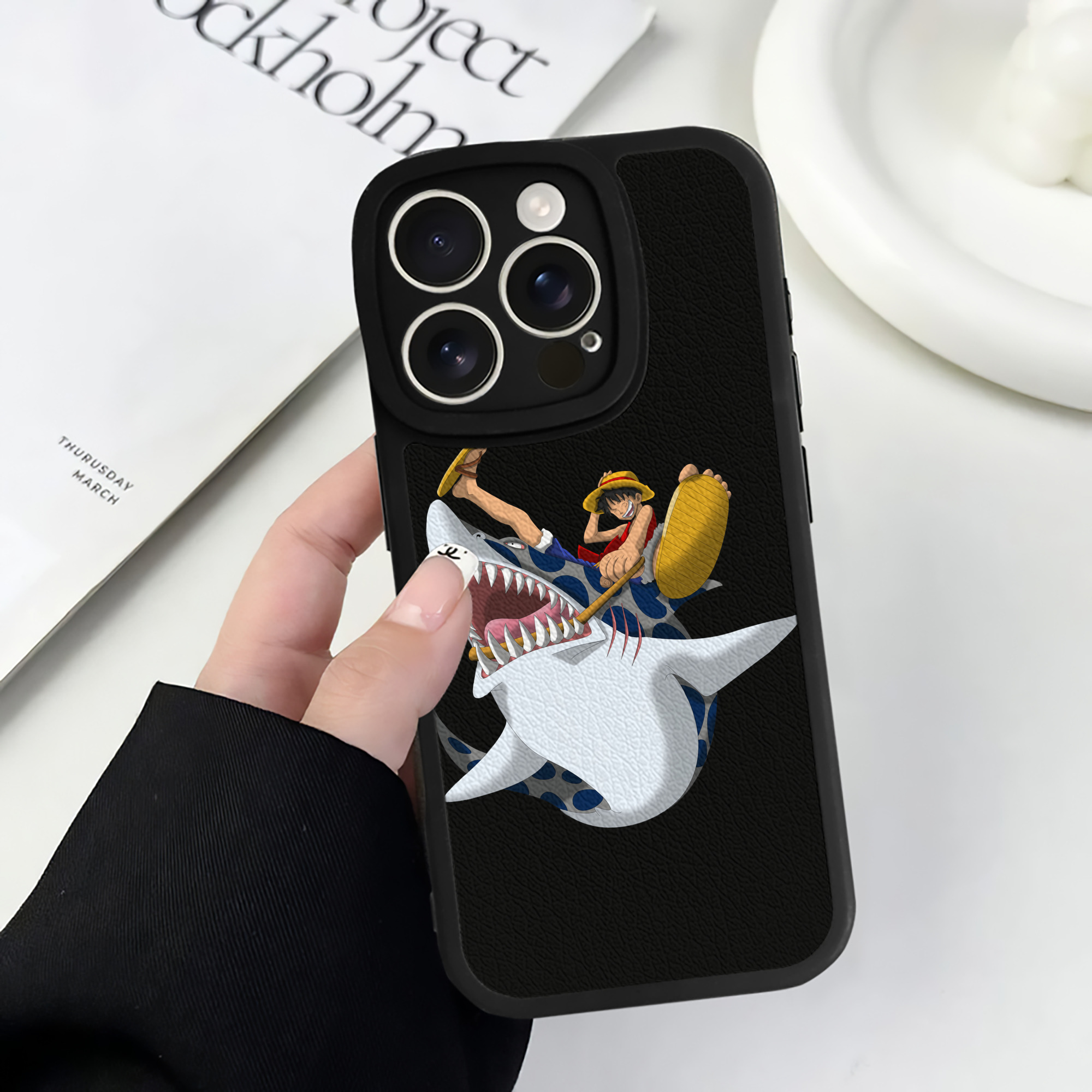 （画像用） ワンピース モンキー・D・ルフィ ONE PIECE Monkey D. Luffy 【iPhone 16シリーズ対応】シリコンスマホケース（レザー調） 材質：シリコン